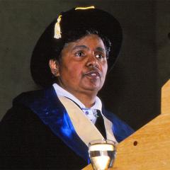 Dr Margaret Valadian accepting the UQ Alumnus of the Year award in 1996.