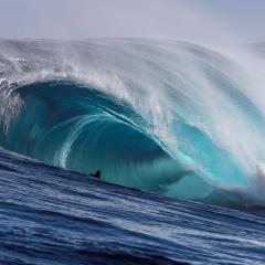 Image of a large ocean wave