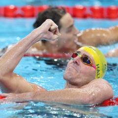 UQ alum Brenden Hall celebrates his bronze medal in the men's S9 400 metres freestyle in Paris.